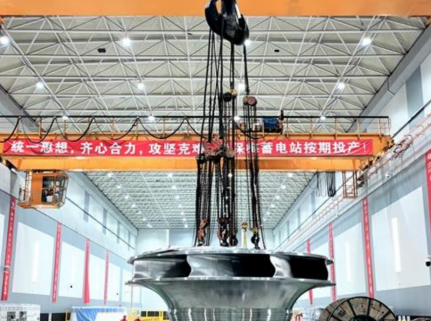 廣東梅州抽水蓄能電站使用冠航手拉葫蘆完成機(jī)組轉(zhuǎn)輪吊裝工作